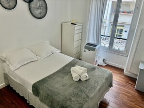 1 habitación, tabla de planchar con plancha, wifi gratis y ropa de cama 