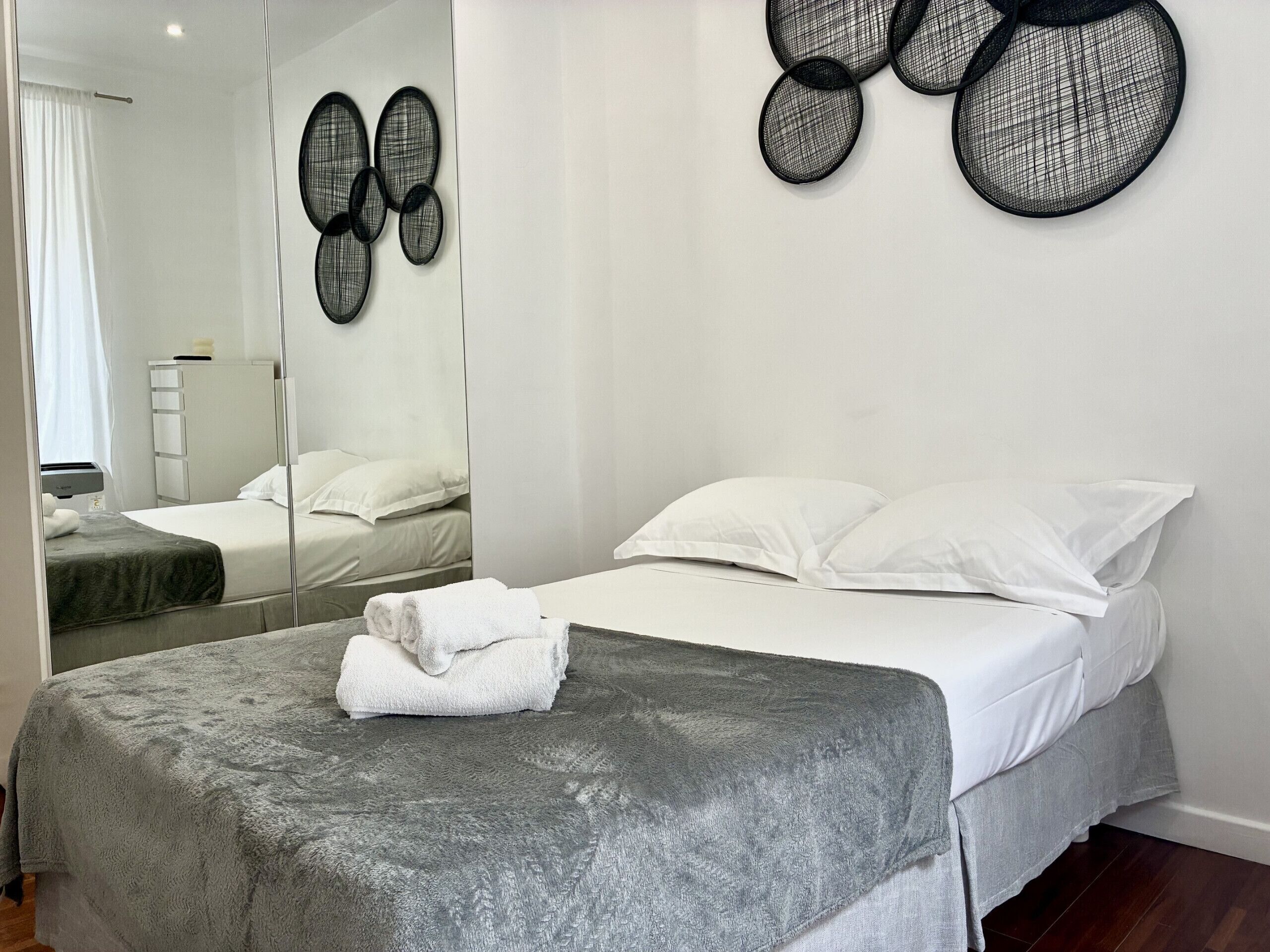 1 habitación, tabla de planchar con plancha, wifi gratis y ropa de cama 
