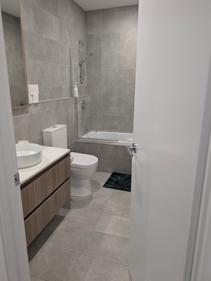 Bathroom - Guest Bedroom near airport and CBD access.. (Banyo)