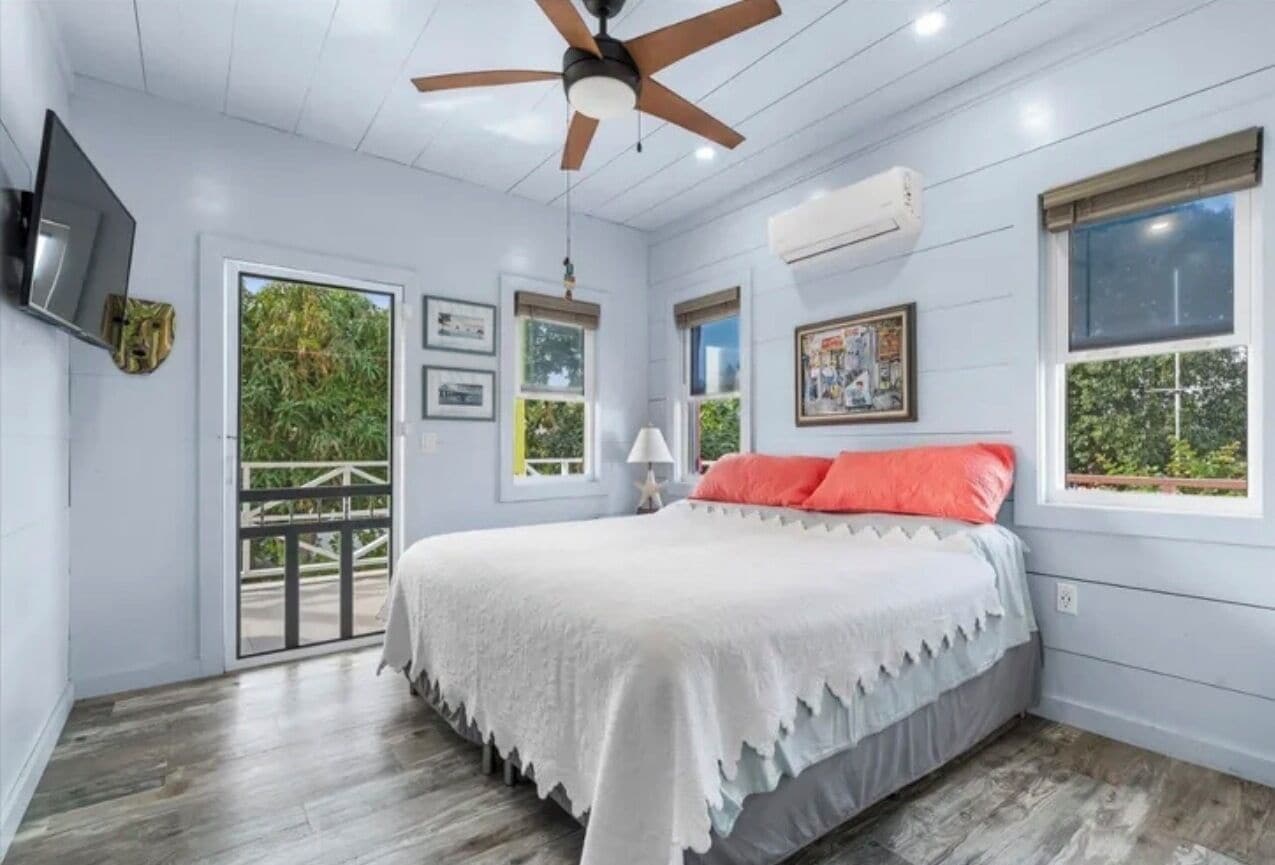 4 bedrooms, iron/ironing board, WiFi (free), bed sheets