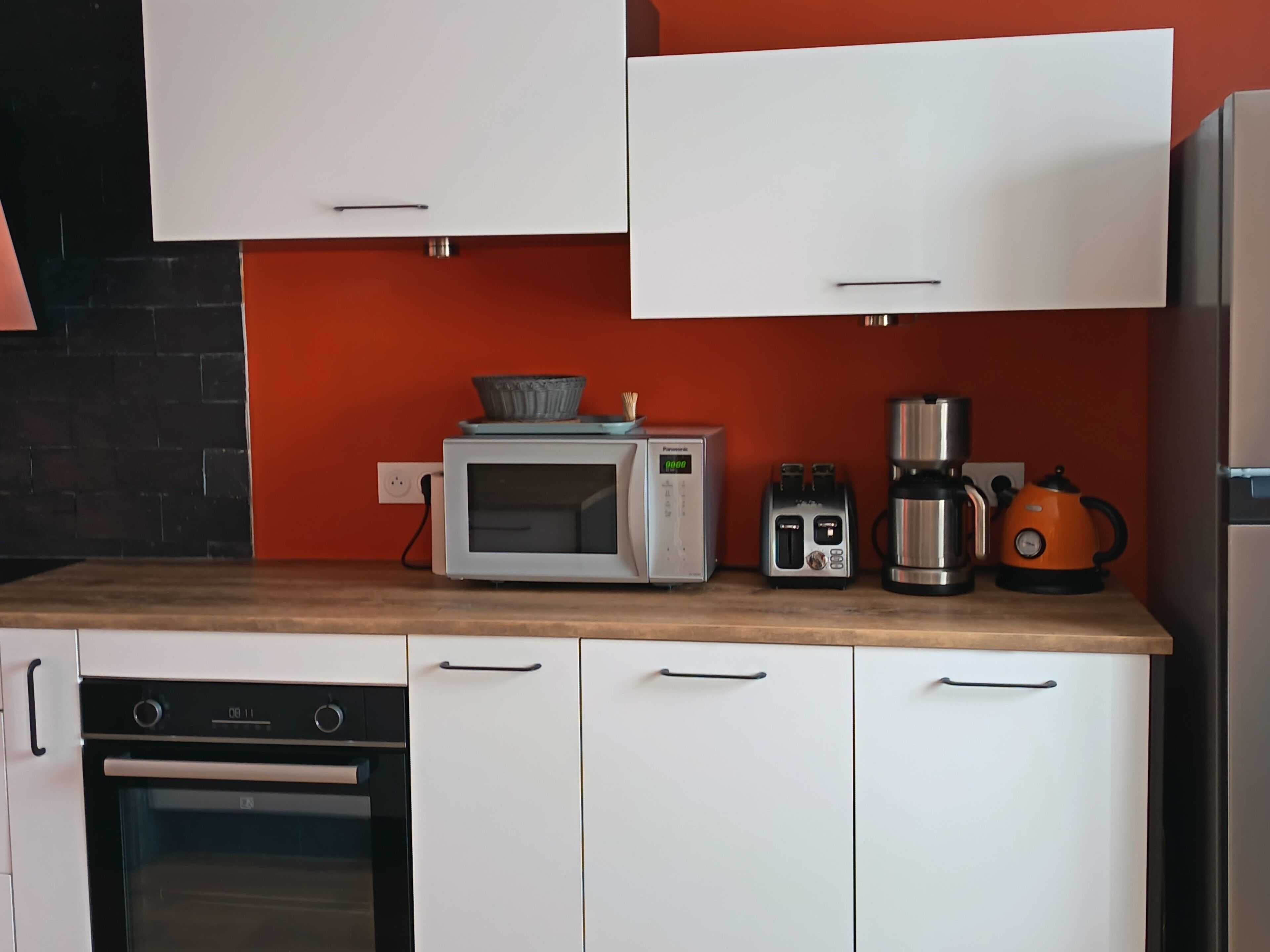 Coffee/tea maker, fridge, microwave, oven