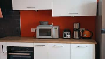 Coffee/tea maker, fridge, microwave, oven