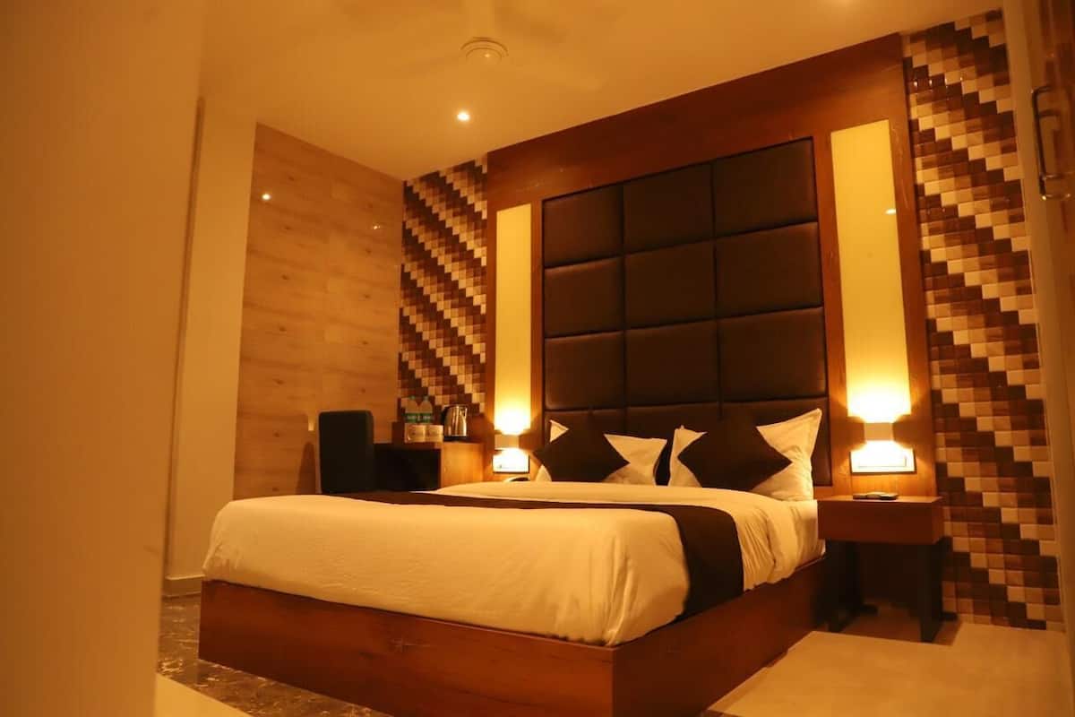 Executive Suite | In-room safe, iron/ironing board (on request), WiFi (free)