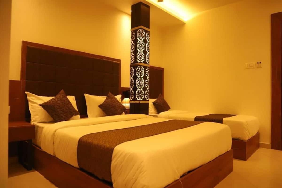Triple Room | In-room safe, iron/ironing board (on request), WiFi (free)