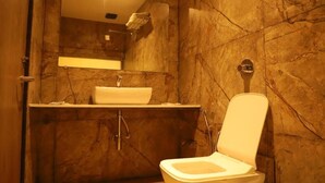 Dreibettzimmer | Badezimmer | Dusche, kostenlose Toilettenartikel, Haartrockner, Hausschuhe