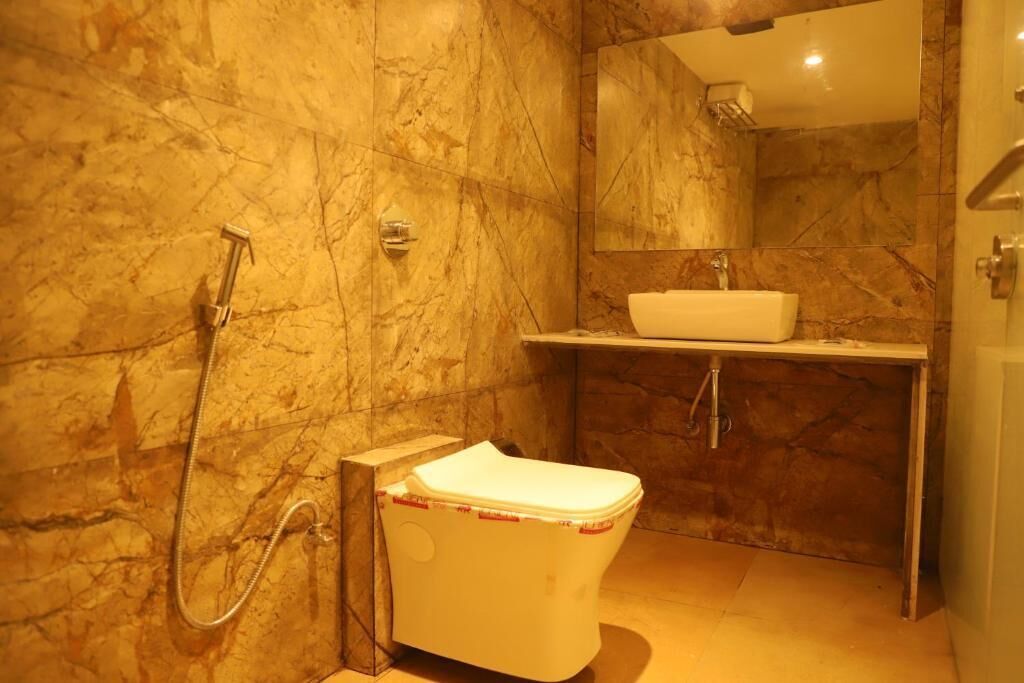 Kamar Triple | Kamar mandi | Shower, perlengkapan mandi gratis, pengering rambut, dan sandal