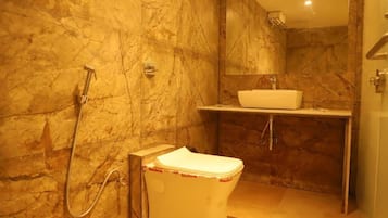 Kamar Triple | Kamar mandi | Shower, perlengkapan mandi gratis, pengering rambut, dan sandal