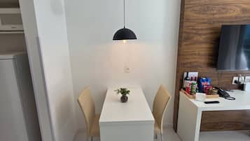 Premium Loft, City View | Dining