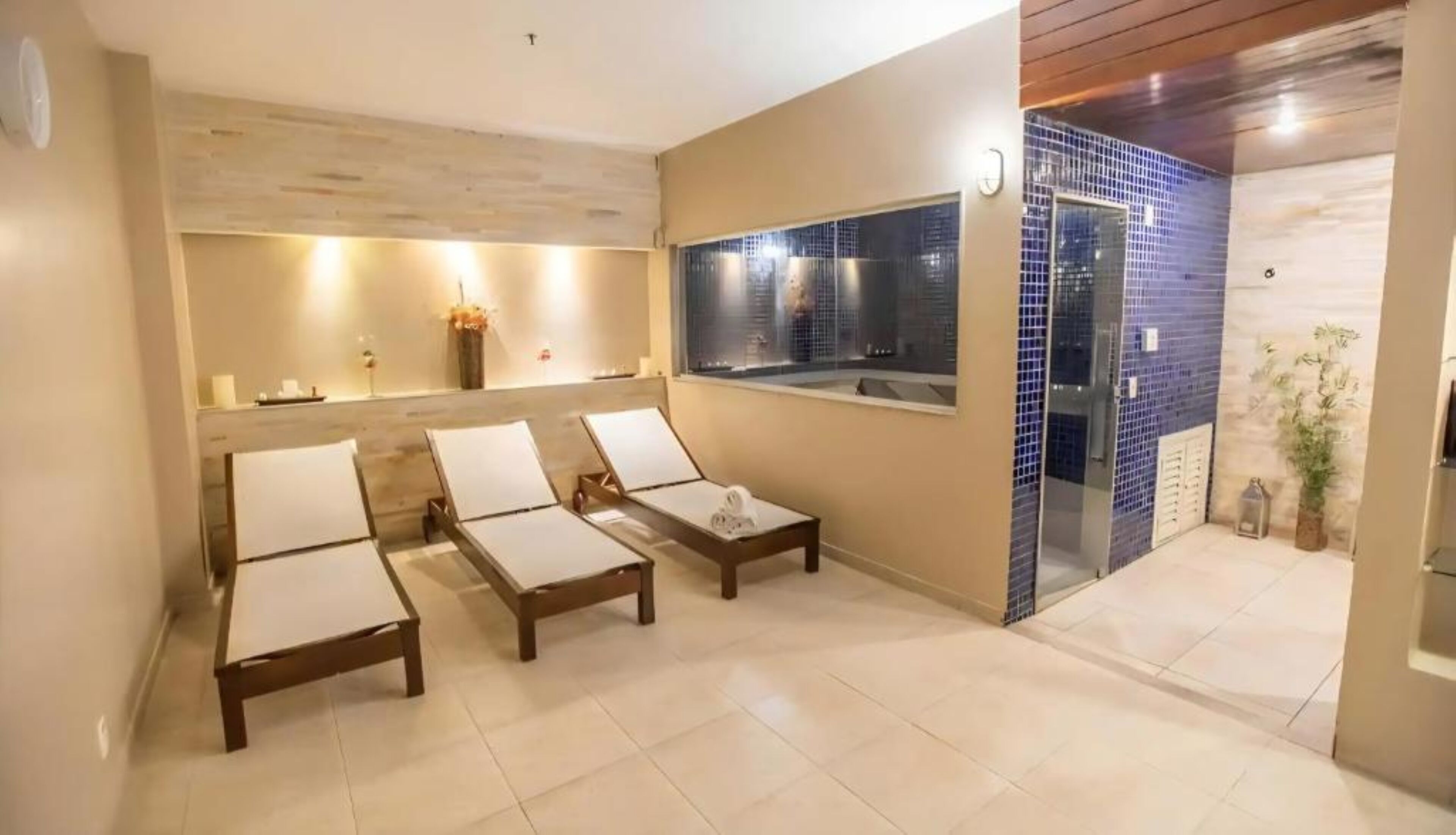 Un sauna, una bañera de hidromasaje, baño turco, tratamientos corporales