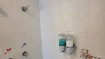 Premium-Loft, Stadtblick | Badezimmer | Dusche, kostenlose Toilettenartikel, Haartrockner, Handtücher