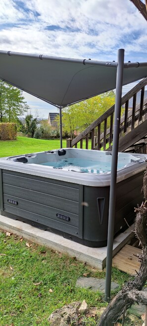 Outdoor spa tub - Pivoine **** Vacation Rental for 6 People with a Spa and Pool (Bournazel)