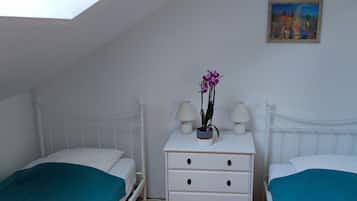 3 habitaciones, tabla de planchar con plancha y cuna de viaje