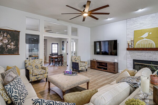 Outdoor Oasis W/ Pool! Glendale Group Escape - Glendale, AZ