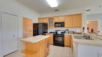House (4 Bedrooms) | Interior