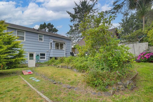 Walk to Beaches! Lincoln City Family Home w/ Yard