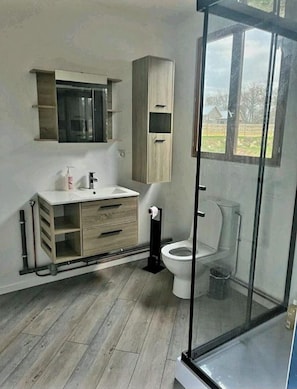 Serviettes fournies, papier toilette
