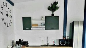 Private kitchen - Equi Lodge Mer: A Horse-Loving Retreat Near Disney (La Houssaye-en-Brie)
