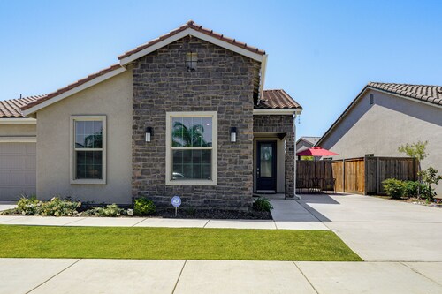 1BR Guest House w/ Private Entrance & Laundry