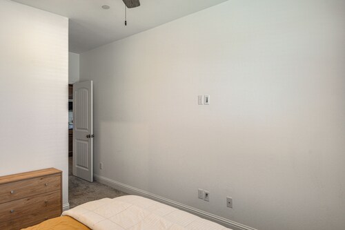 1BR Guest House w/ Private Entrance and Laundry