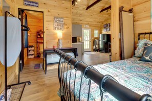 Interior - Fire Pit, Gas Grill! Bright Cottage By Devils Lake (Manitou Beach)