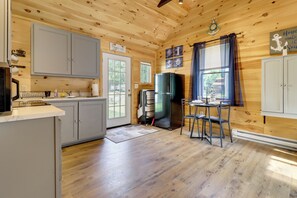 Interior - Fire Pit, Gas Grill! Bright Cottage By Devils Lake (Manitou Beach)