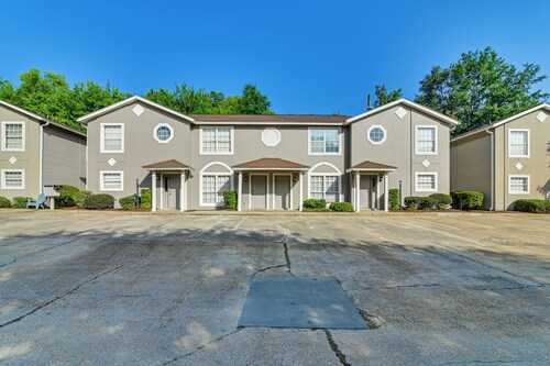 Near MSU & Historic Cotton District! Condo w/ Pool