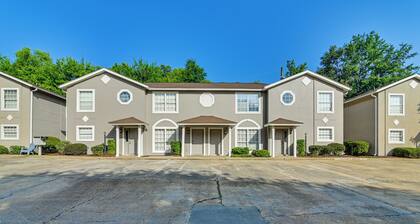 Near MSU & Historic Cotton District! Condo w/ Pool