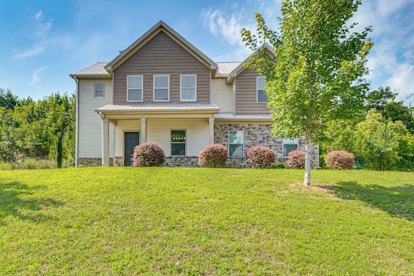House (4 Bedrooms) | Front of property - Near Parks, Dining & Shopping! Newnan Family Home (Newnan)