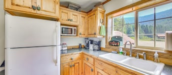 700-acre Property w/ 33-acre Lake & Dual Cabins!