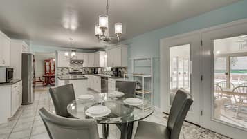 House (5 Bedrooms) | Interior