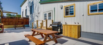 Cast & Relax! Lake-view Fishing Cabin in Monmouth