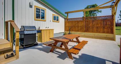 Cast & Relax! Lake-view Fishing Cabin in Monmouth