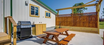 Cast & Relax! Lake-view Fishing Cabin in Monmouth