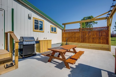 Cast & Relax! Lake-view Fishing Cabin in Monmouth