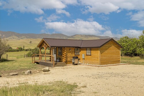 Wyoming Cabin Escape: Panoramic Mountain Views!