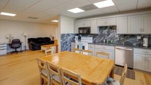 A modern kitchen with white cabinets, a marble backsplash, and stainless steel appliances. - Cast & Relax! Lake Greenwood Stay w/ Dock Access (Chappells)