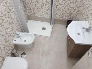 Classic Quadruple Room, Balcony, City View | Bathroom