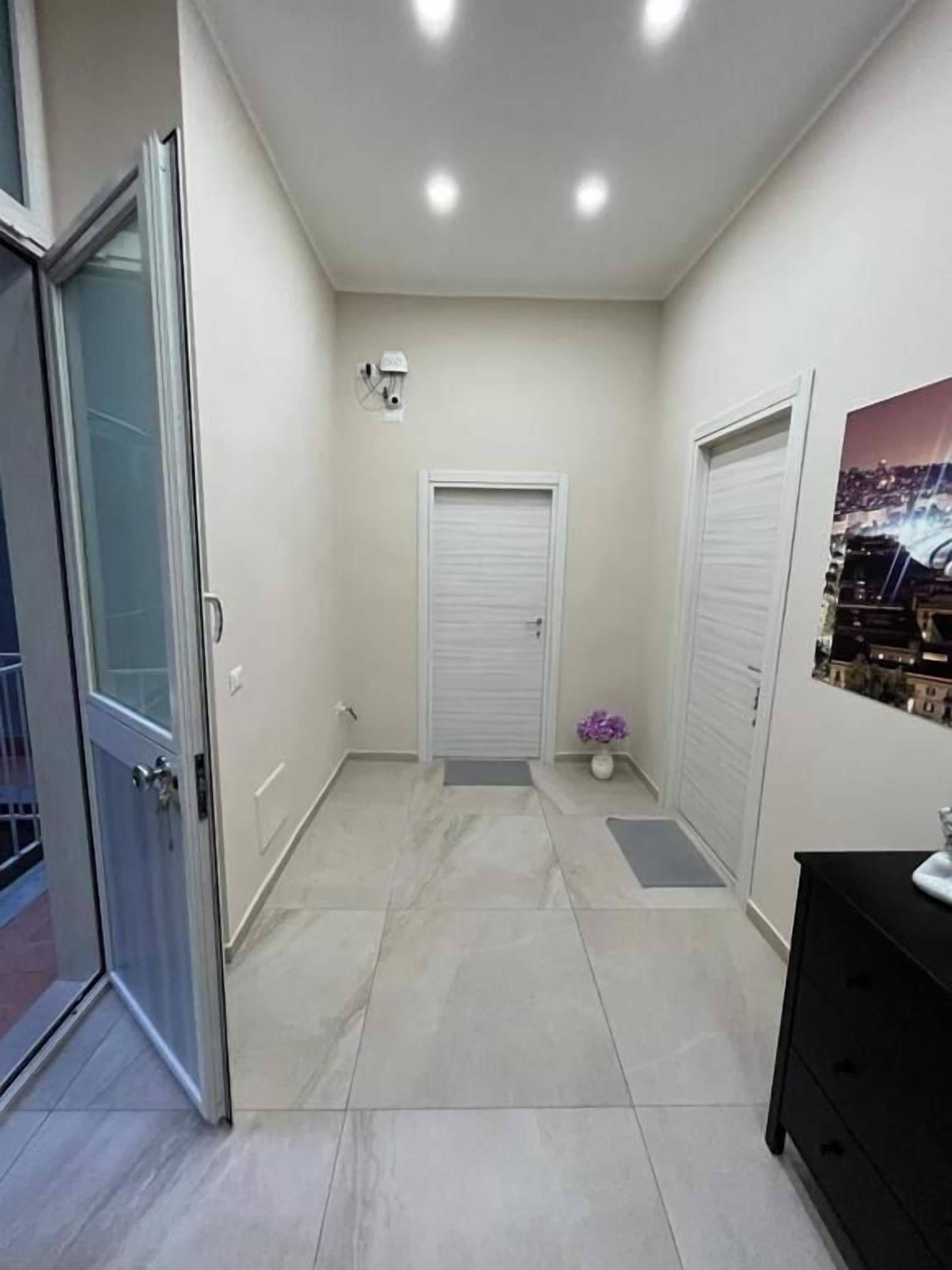 Classic Double Room, Balcony, City View | Interior
