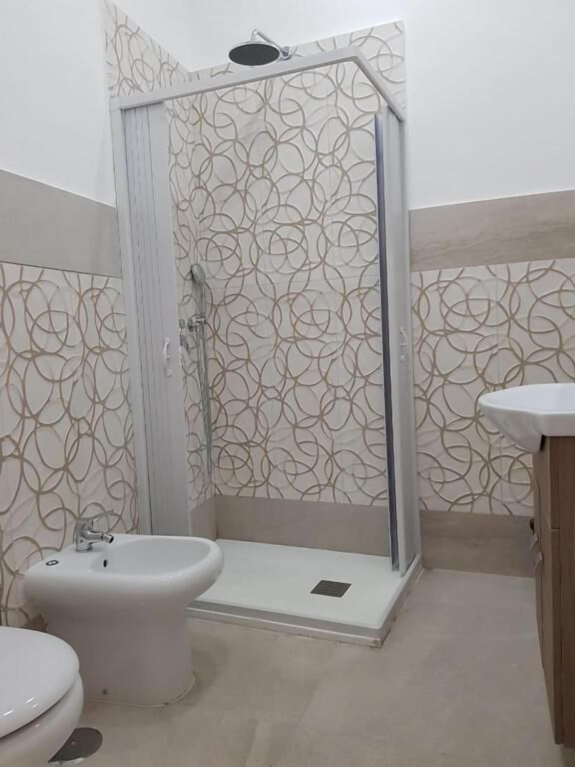 Un baño con ducha, bidé e inodoro.