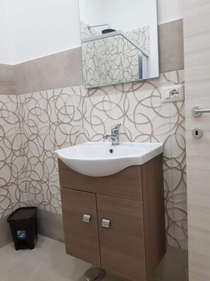 Classic Quadruple Room, Balcony, City View | Bilik Mandi