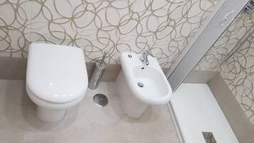 Classic Quadruple Room, Balcony, City View | Bathroom