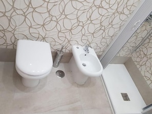 Classic Quadruple Room, Balcony, City View | Bathroom - B&B La Sapienza (Naples)