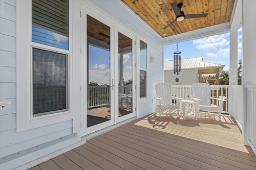New Estuary home 4 bedroom 3 bath sleeps 10 with boat slip and pool