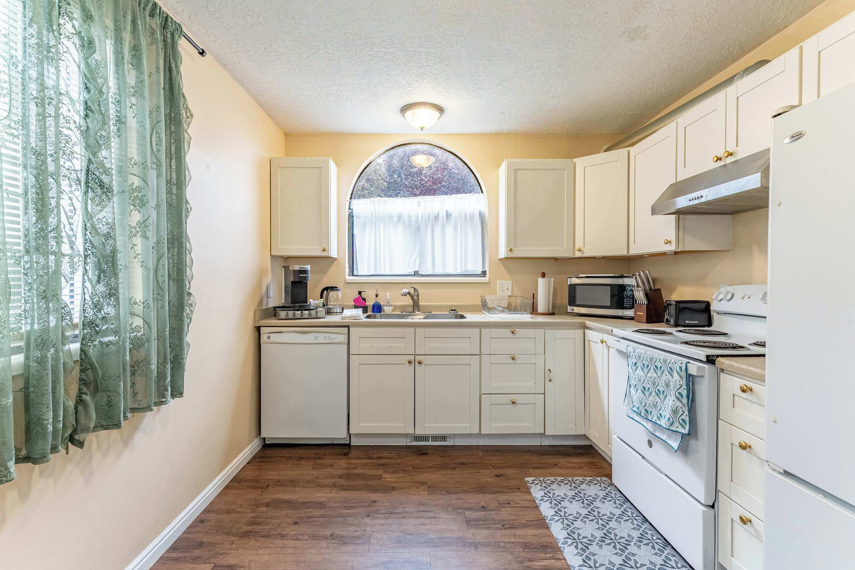 Coffee/tea maker, fridge, microwave, oven