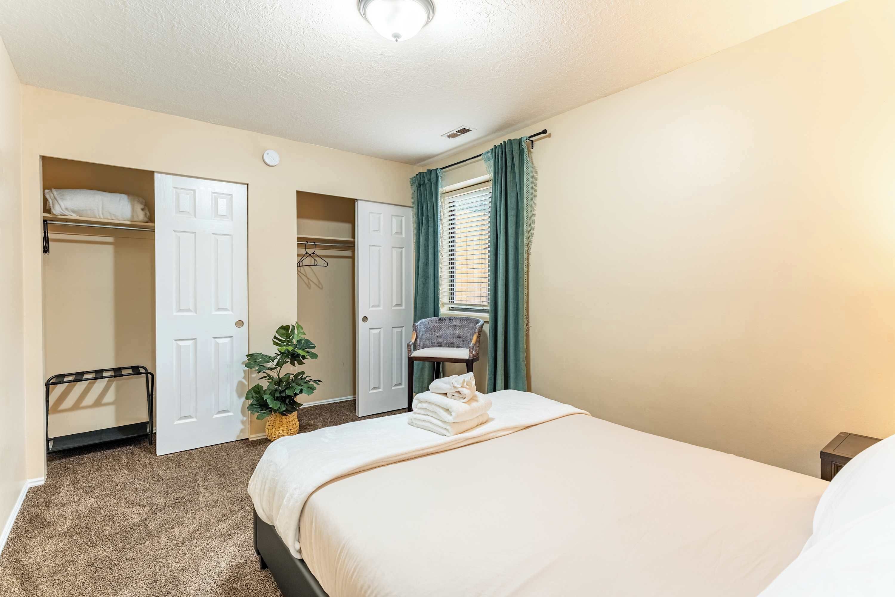 4 bedrooms, desk, iron/ironing board, WiFi