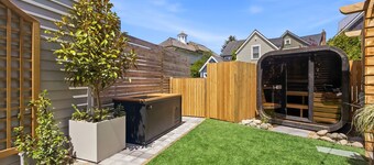 Seabrook's Newhart: Hot Tub, Sauna, & Cold Plunge!