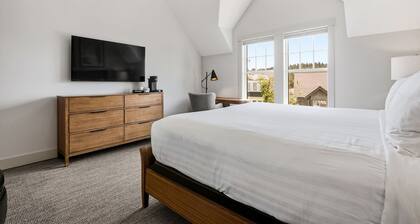 Seabrook Newhart | Hot Tub, Sauna, Cold Plunge 9BR | Sleeps 18, Garage Parking