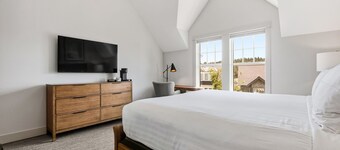 Seabrook Newhart | Hot Tub, Sauna, Cold Plunge 9BR | Sleeps 18, Garage Parking