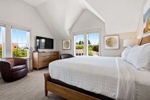 Room - Seabrook's Newhart: Hot Tub, Sauna, & Cold Plunge! (Pacific Beach)