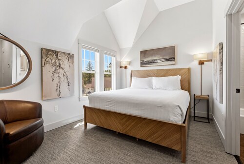 Seabrook Newhart | Hot Tub, Sauna, Cold Plunge 9BR | Sleeps 18, Garage Parking
